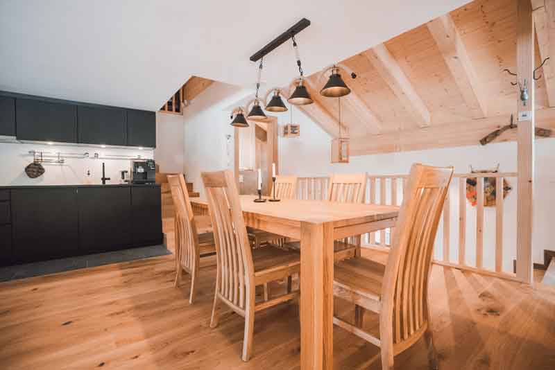 Esstisch in der modernen Küche der Ferienwohnung Camutsch in Churwalden