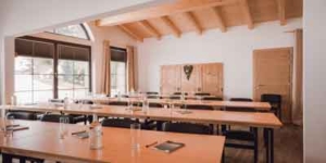 Seminarsaal mit Stühlen und Tischen